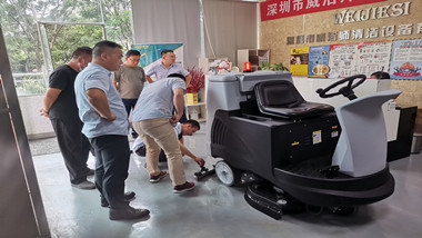 驾驶式扫地机哪个好？？？该怎么选择？？？