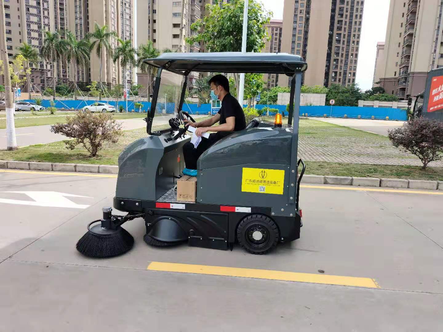 智能驱动，，清洁未来：：：驾驶式扫地车的刷新之路