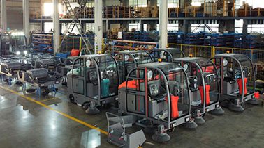 小型驾驶式扫地机是怎么举行事情的？？？工业驾驶式扫地机有什么优点？？？